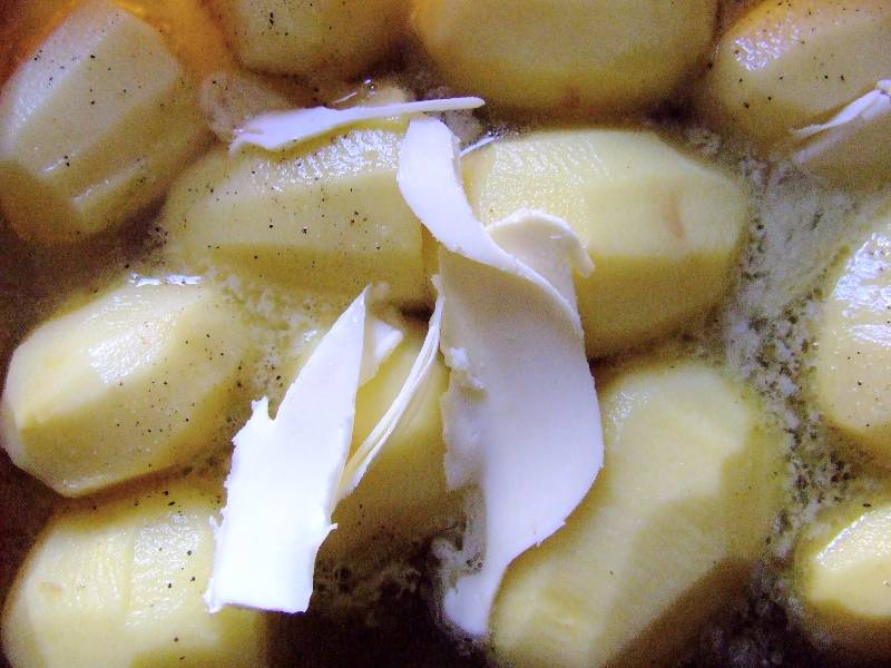 pommes de terre beurrées dans leur plat à gratin