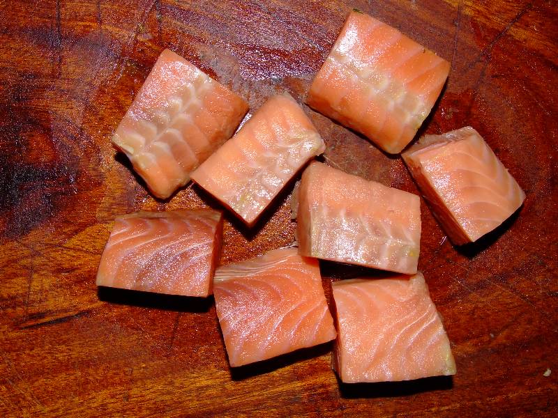 pavés de saumon coupés en cubes
