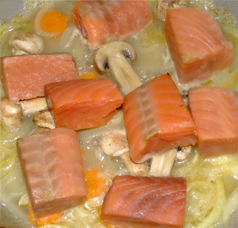 pochage des cubes de saumon dans la sauce blanquette