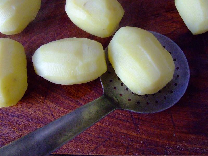 après 20 minute de cuisson dans l'eau bouillante salée, égouter les pommes de terrs