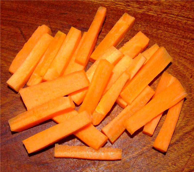 les carottes sont épluchées et coupées en bâtonnets