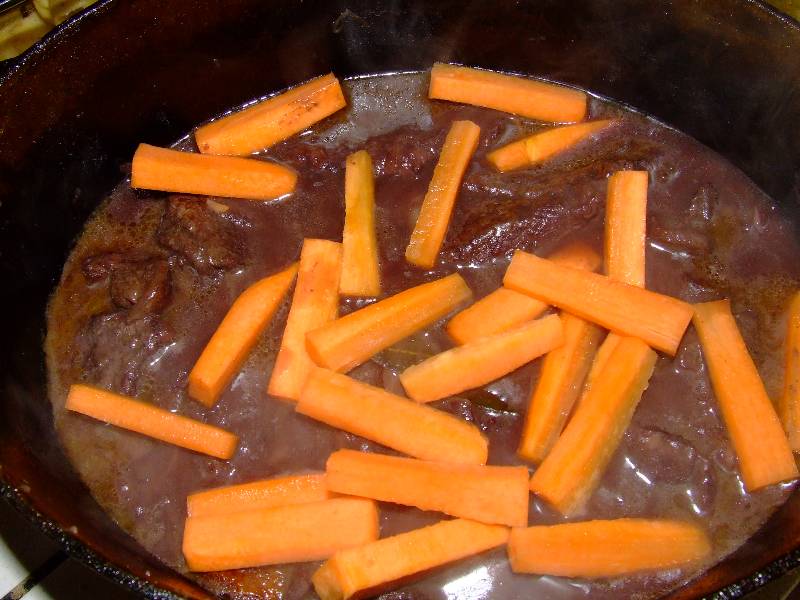les bâtonnets de carottes sont ajoutés dans la cocotte 