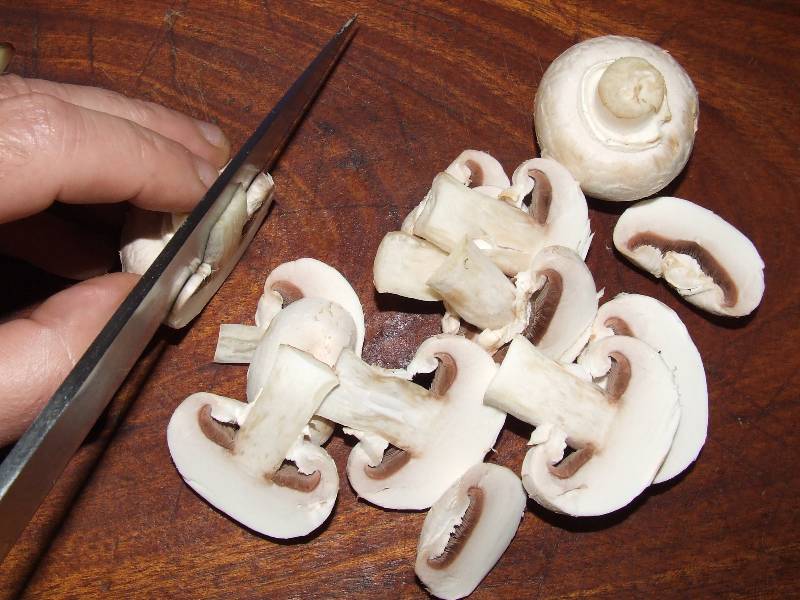 champignons de paris néttoyés triés et coupés en lamelles