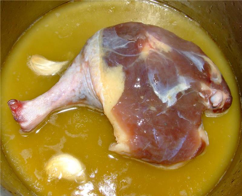cuisse de canard  mis à cuire dans la graisse