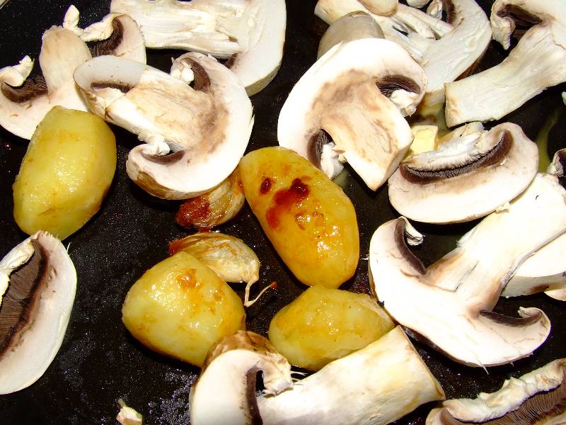 pommes de terre rissolées et champignons sautés