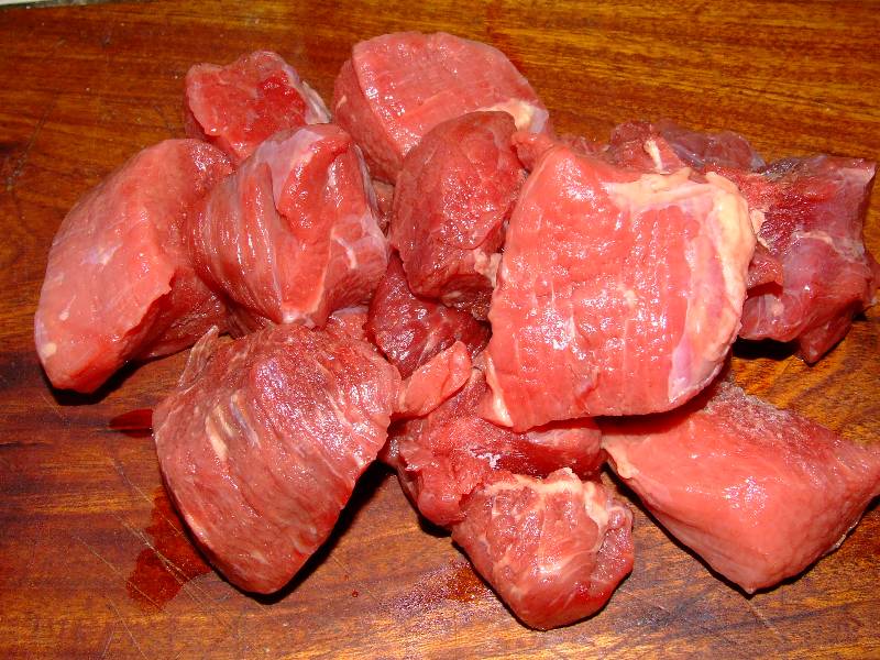 découpage de la viande boeuf en cubes