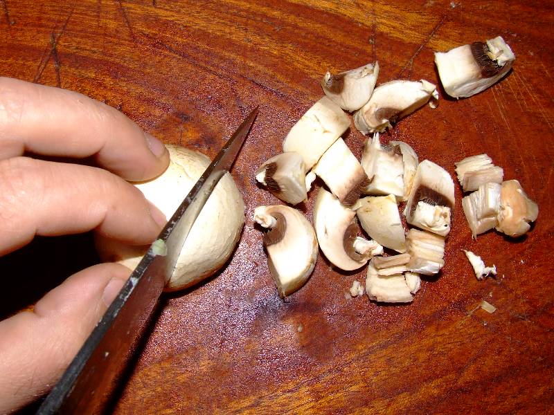 champignons de paris coupés en petits dés