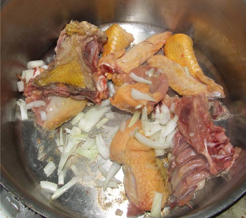 carcasse et abattis de poulet et ingrédients pour le fond de volaille