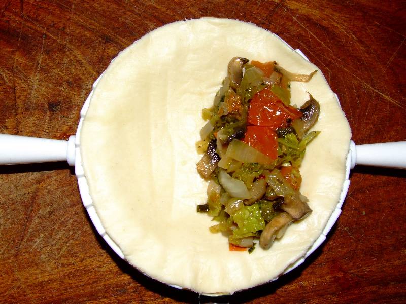 garniture de la pâte avec les légumes poêlés