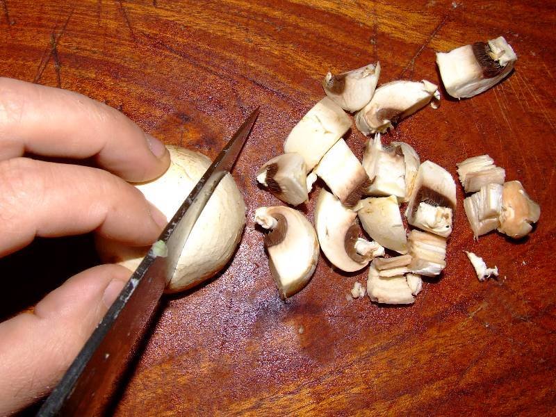 champignons hachés grossièrement au couteau