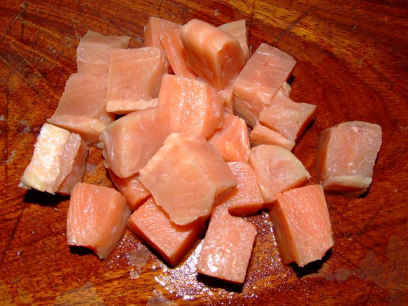 pavés de saumon coupés en petits cubes