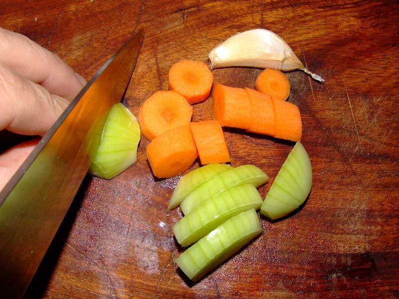 oignon, carotte et gousse d'ail