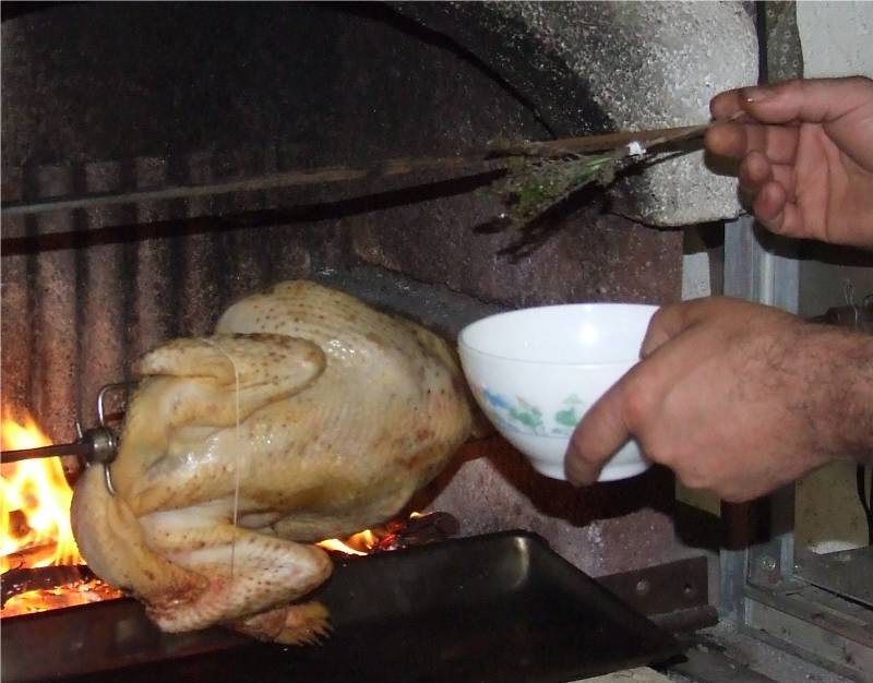 badigeonnage du poulet en cours de cuisson
