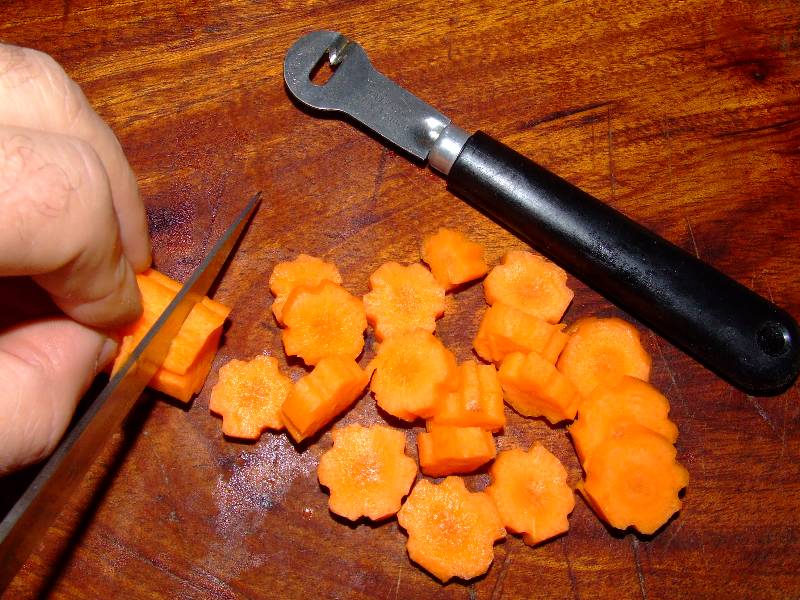 épluchage, cannelage et découpage de la carotte