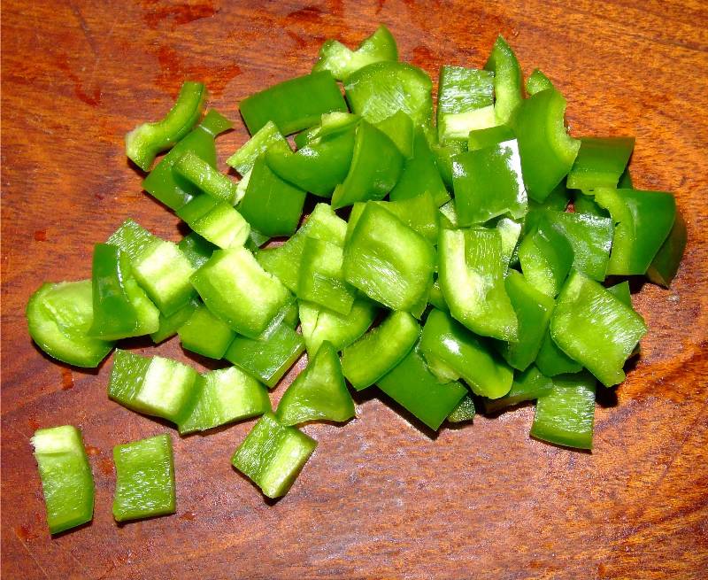 poivron vert coupé en petits tronçons