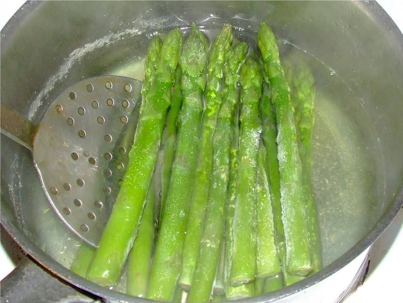 cuisson des asperges vertes à l'eau