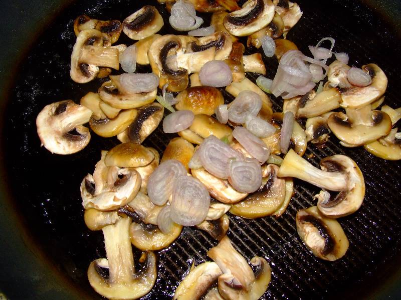 poêlée de champignons de paris et échalotes émincés