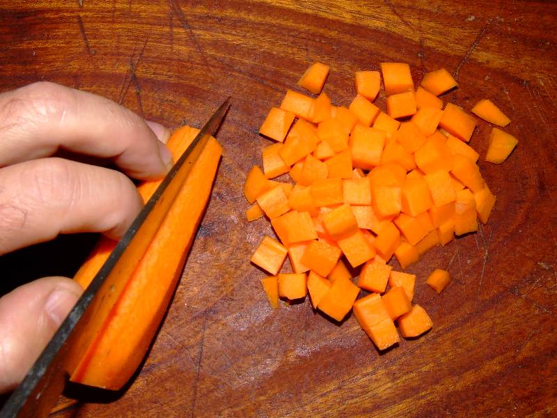 carotte épluchée coupée en petits dés